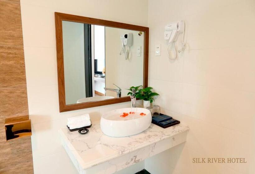 سوئیت با چشم‌انداز رودخانه, Silk River Hotel Ha Giang