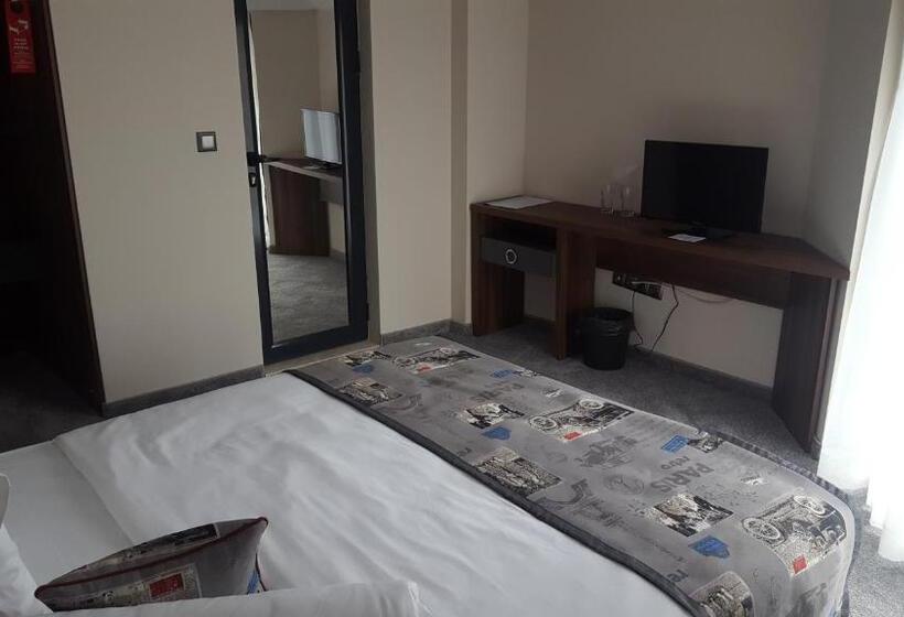 اتاق استاندارد با چشم‌انداز باغ, Family Hotel Novel City