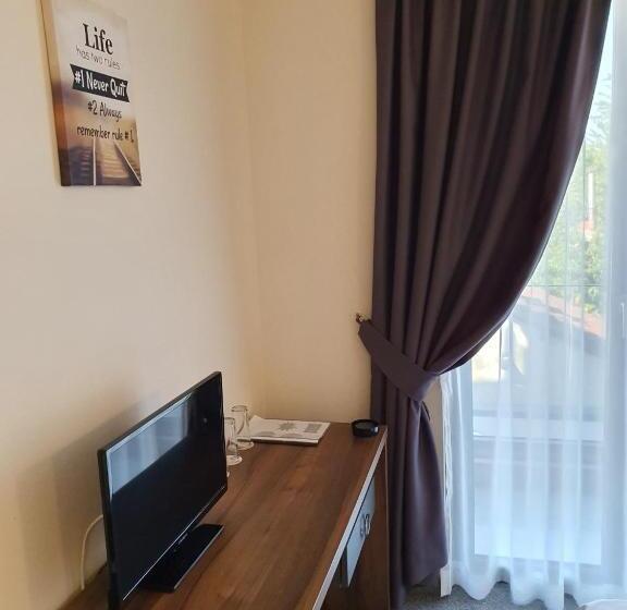 اتاق استاندارد با چشم‌انداز باغ, Family Hotel Novel City