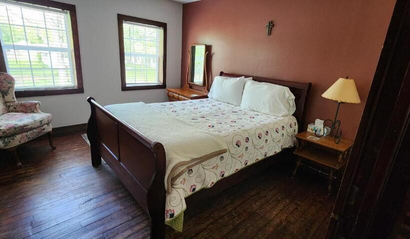 Полулюкс, Hootie Creek Guest House