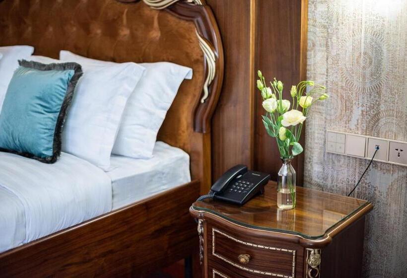 سوئیت با تخت بزرگ, Manor