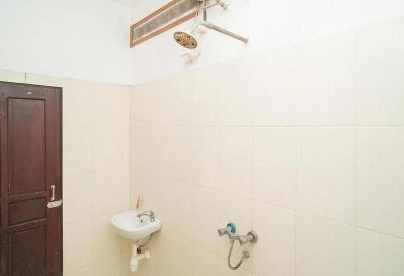 اتاق لوکس خانوادگی, Reddoorz Syariah Near Syamsudin Noor Airport 4