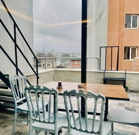 Standard Triple Room with Terrace, Sirkeci Quietness