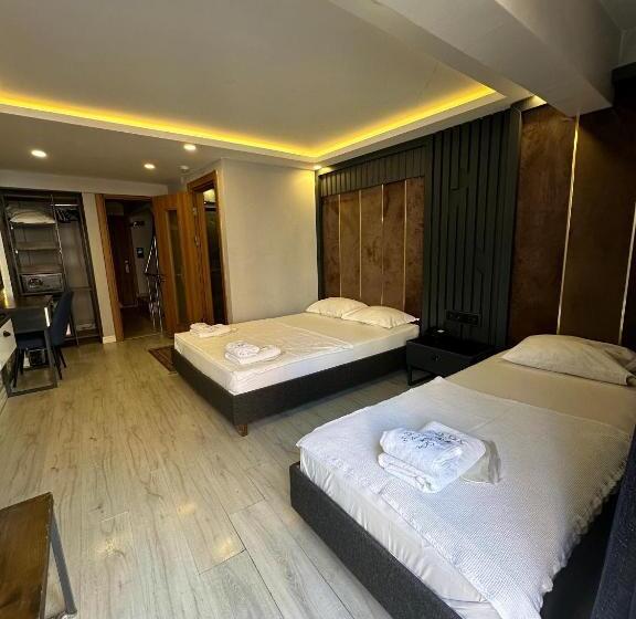 Standard Triple Room with Terrace, Sirkeci Quietness