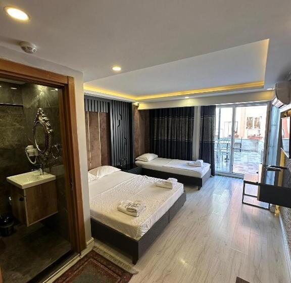 Standard Triple Room with Terrace, Sirkeci Quietness