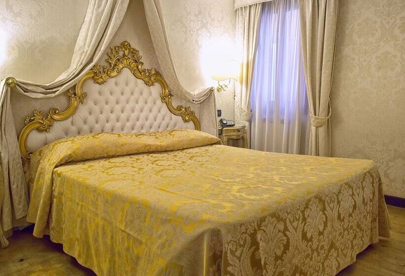 اتاق استاندارد سه نفره, Noemi