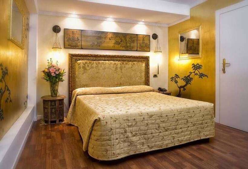 اتاق اکونومی, Noemi