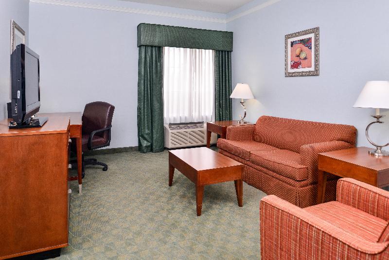 מיטת קינג בסוויטה, Holiday Inn Express Tampa North Telecom Park, An Ihg