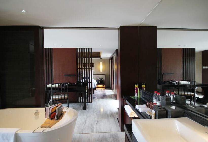 Вилла Deluxe 2 Спальни, Pullman Lijiang Resort & Spa