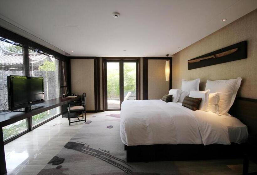 Вилла Deluxe 2 Спальни, Pullman Lijiang Resort & Spa
