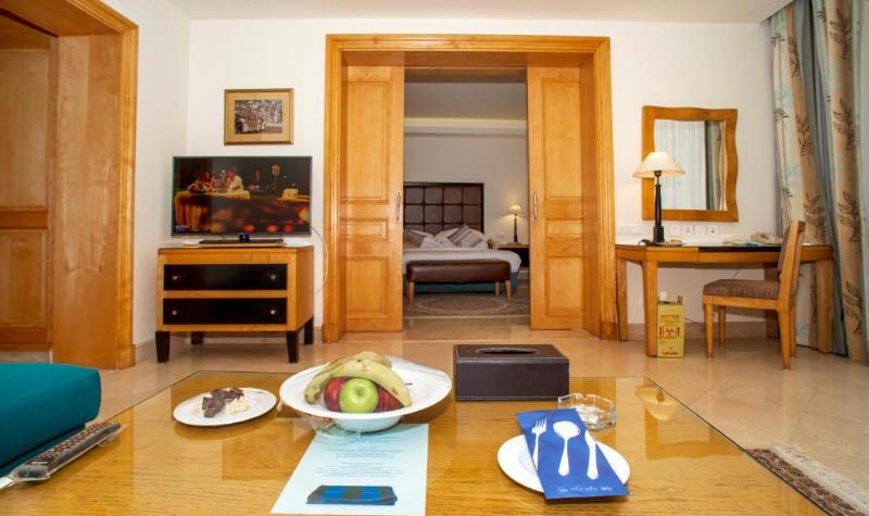 מיטת קינג בסוויטה, Best Western Plus Lackland Hotel And Suites