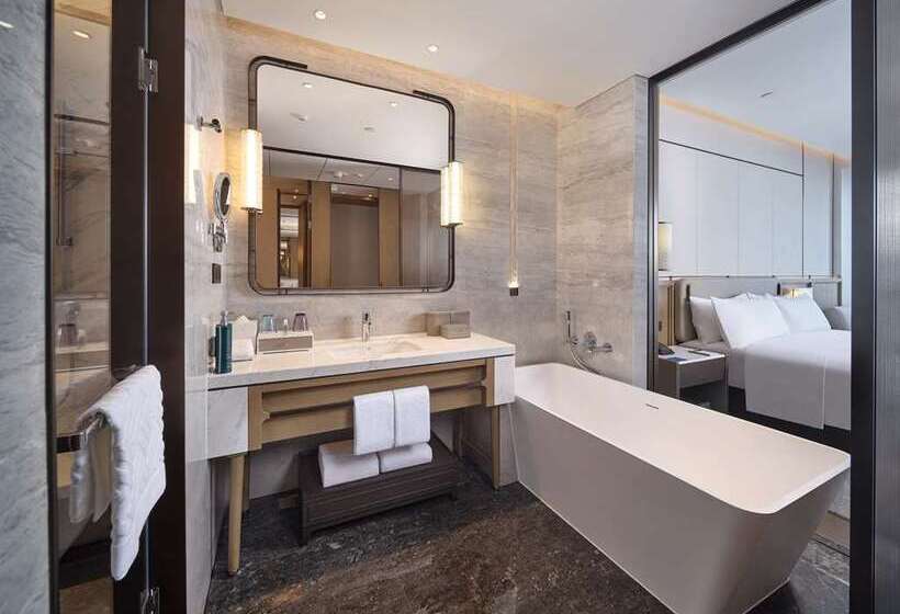 اتاق لوکس با تخت بزرگ, Hilton London Syon Park