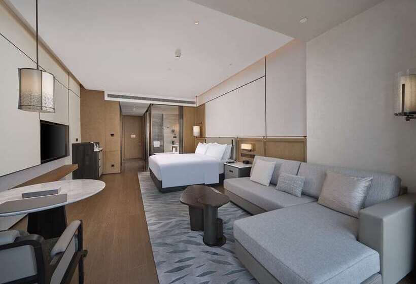 اتاق لوکس با تخت بزرگ, Hilton London Syon Park