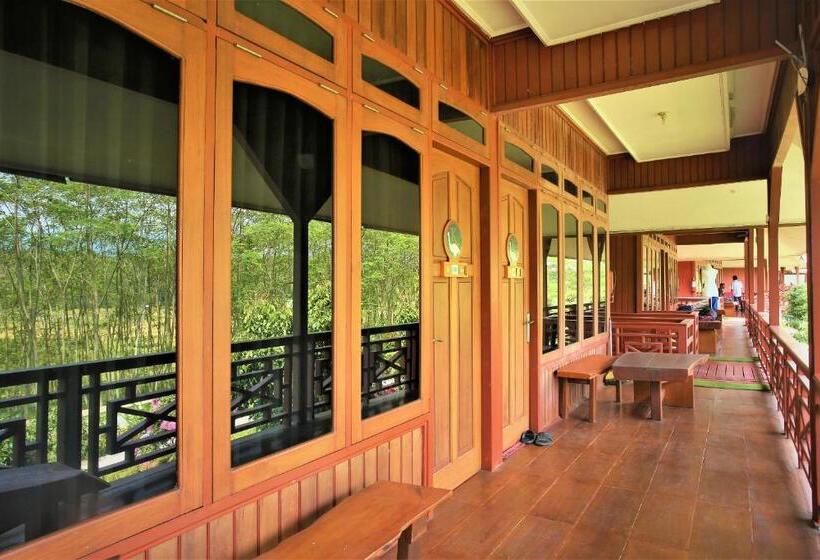 带阳台的豪华间, Kasuari Exotic Resort Magelang