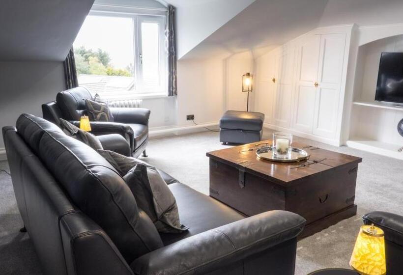 1 Bedroom Penthouse Apartment, Invernairne
