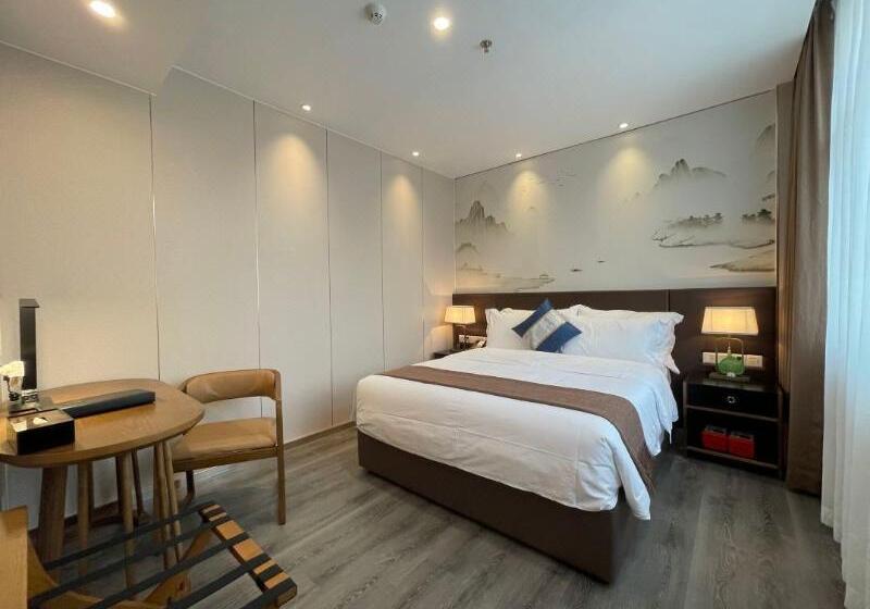 Номер Стандарт Кровать Кинг Адаптированный для Инвалидов, The Orbit Hotel, Trademark Collection By Wyndham