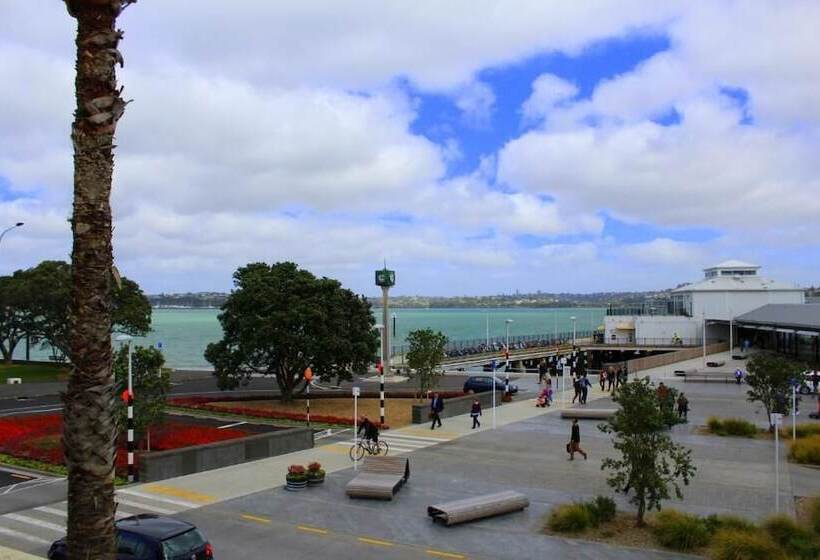 اتاق استاندارد, The Esplanade
