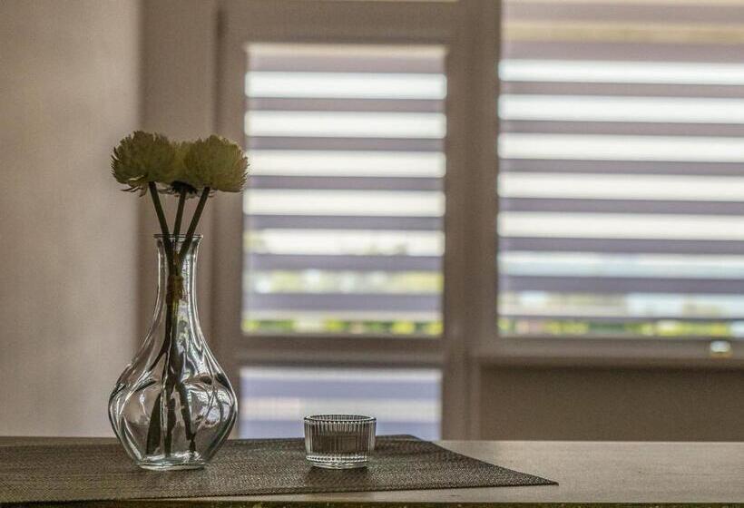 1 Bedroom Apartment Lake View, Apartmany Motocentrum