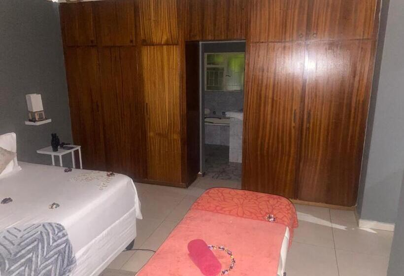 اتاق سوپریور با تخت بزرگ, Warmbaths Thai Spa And Guest House