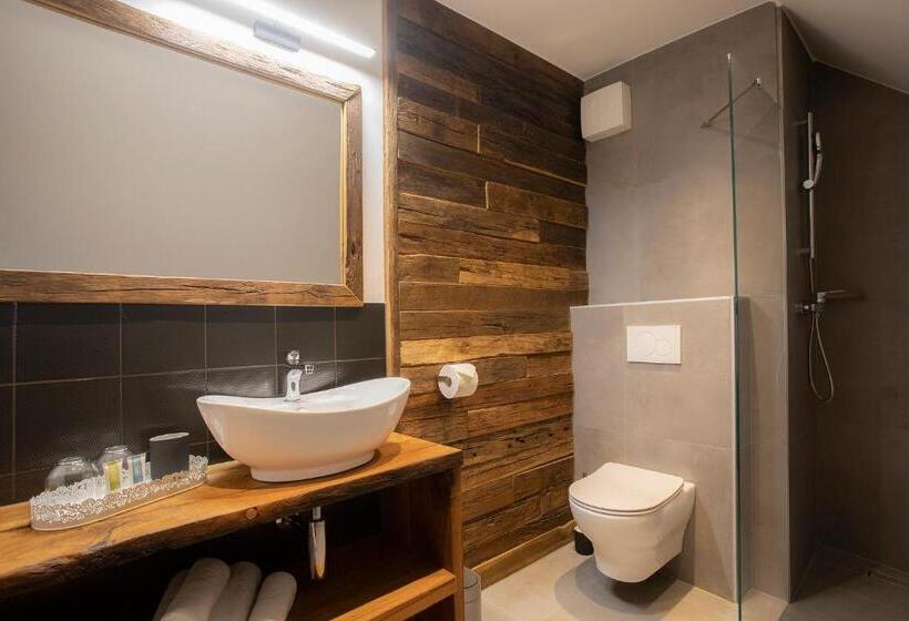 اتاق لوکس, House Troha