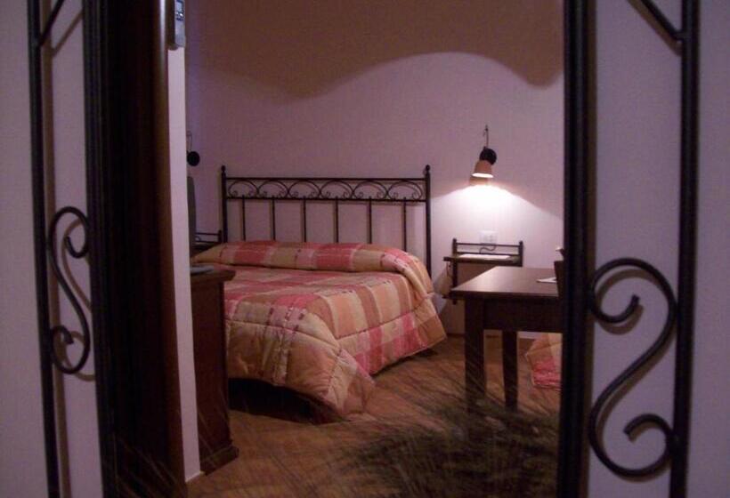 اتاق استاندارد سه نفره, Poggiofelice B&b