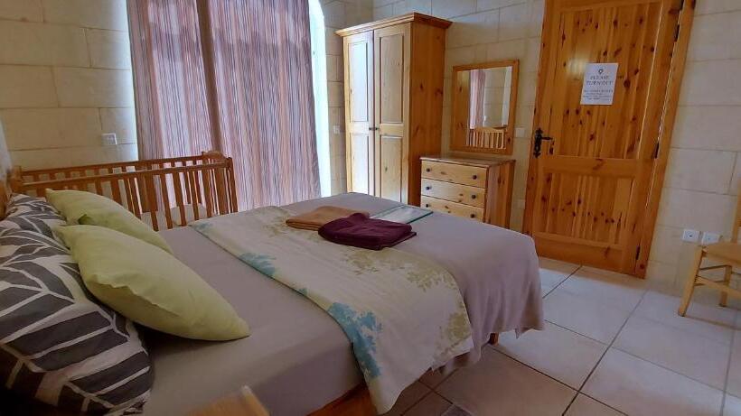 اتاق استاندارد با چشم‌انداز استخر, Business Accommodation By Happy&healthy Gozo