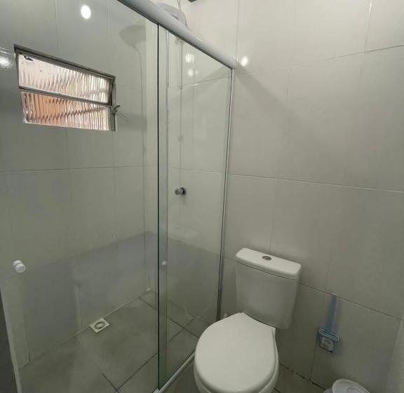 Четырехместный номер эконом класса с общей ванной комнатой, Esquina 8 Suítes Confort & Hostel