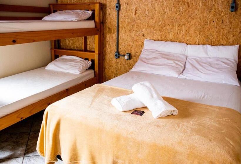 Четырехместный номер эконом класса с общей ванной комнатой, Esquina 8 Suítes Confort & Hostel
