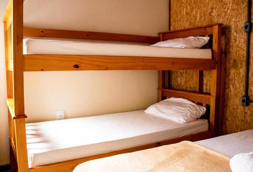 Четырехместный номер эконом класса с общей ванной комнатой, Esquina 8 Suítes Confort & Hostel