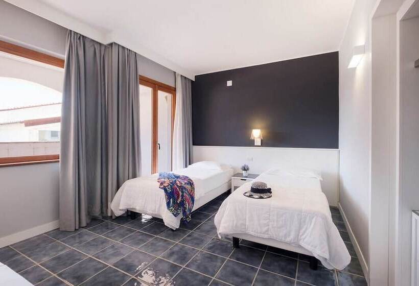 Трехместный Номер Стандарт Вид на Бассейн, Borgo Di Fiuzzi Resort & Spa