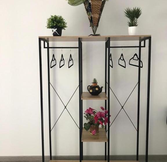 اتاق اکونومی, B&b 40 Steps