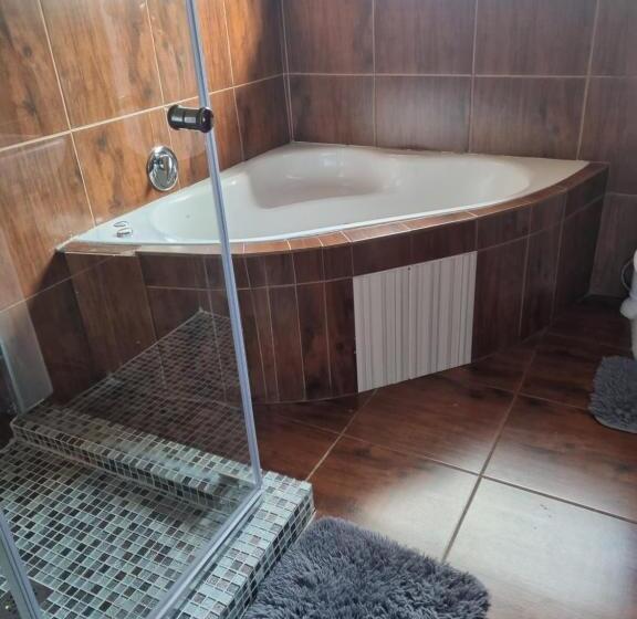 جناح مطلّ علي حمام السباحة, Botle Ba Afrika Lodge