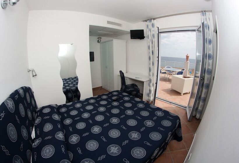 اتاق استاندارد چهار تخته با چشم‌انداز دریا, Yachting Club Mare