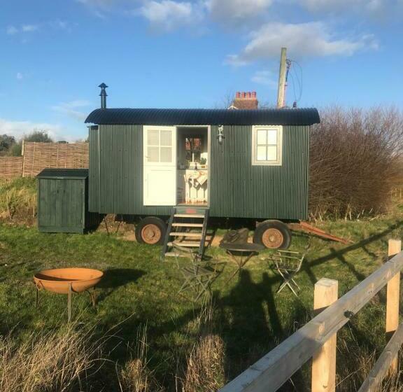 スタンダードルーム, Barnham Court Farm