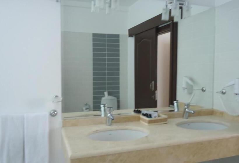 جناح, Ada Beach Hotel