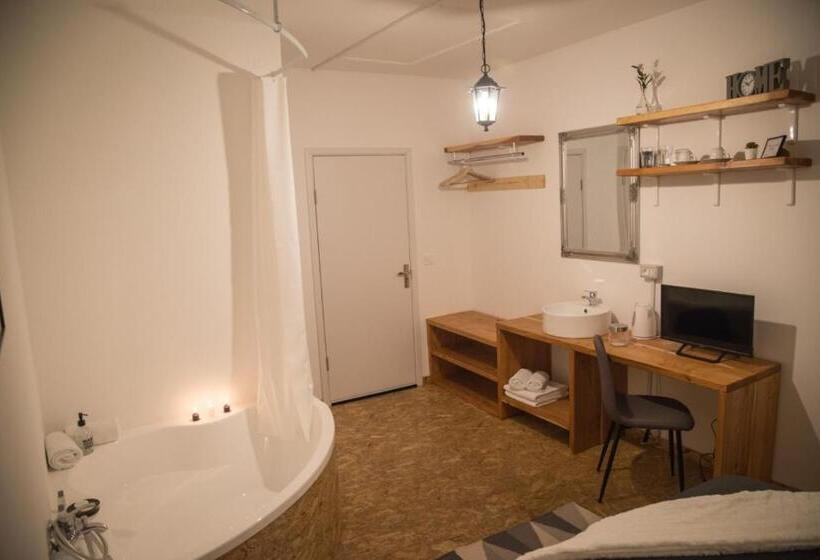 エコノミールーム, Middlehouse