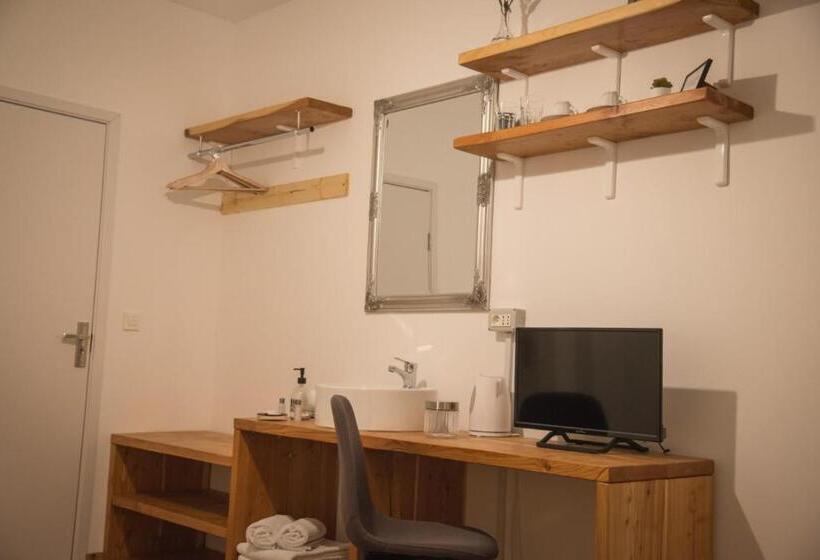 エコノミールーム, Middlehouse