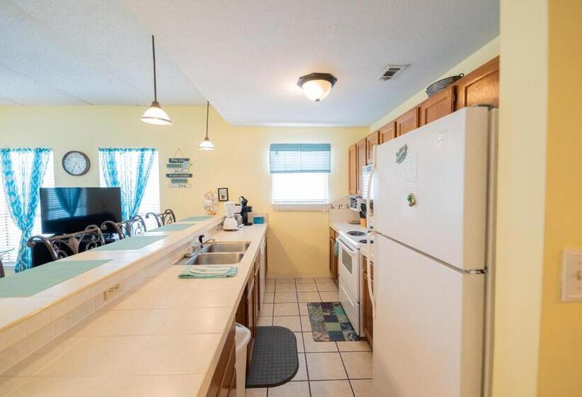 Апартаменты 1 Спальня с Балконом, South Padre Island Condo Is Walking Distance To The Beach, Sleeps 6, Third Floor, 2024 Traveler Awar