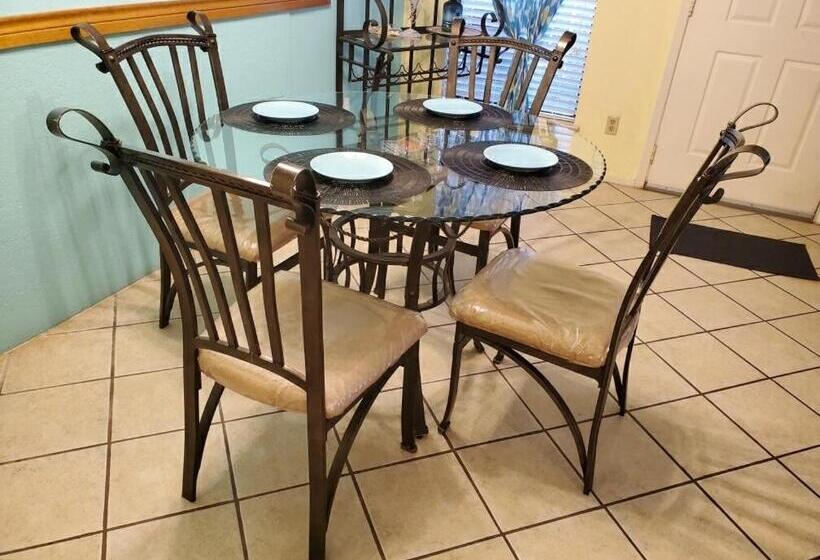 Апартаменты 1 Спальня с Балконом, South Padre Island Condo Is Walking Distance To The Beach, Sleeps 6, Third Floor, 2024 Traveler Awar