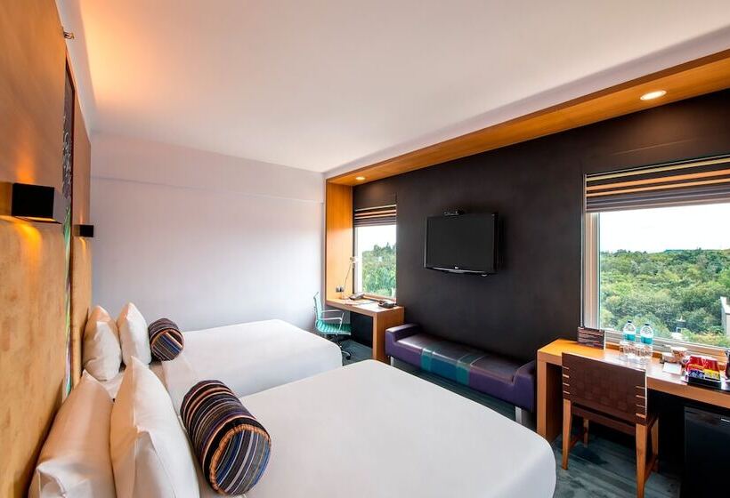Номер Стандарт 2 Двуспальные Кровати, Aloft Bengaluru Whitefield