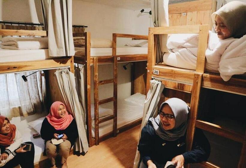 Кровать в Общей Комнате, Tani Jiwo Hostel
