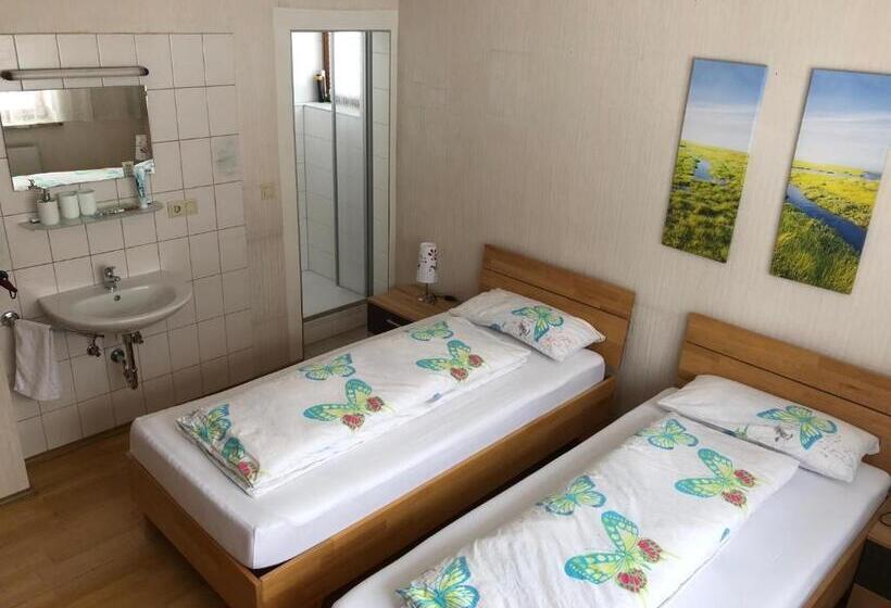 Номер Стандарт, Wei Wei S Hostel