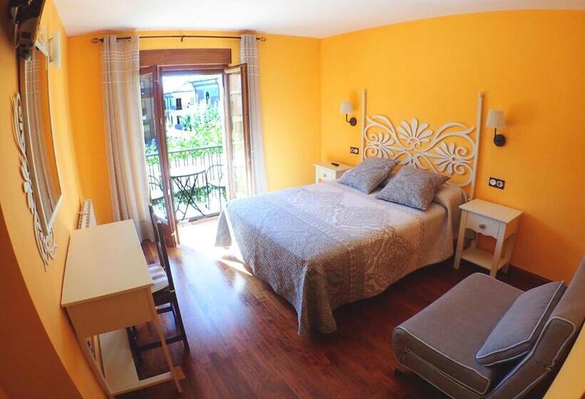 Номер Deluxe с Балконом, Hostal Plaza Mayor