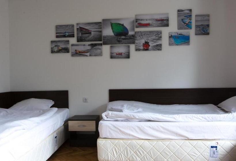 バスルーム共有のトリプルスタンダード, Guest Rooms Old Captain