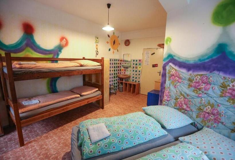 Номер Стандарт Четырехместный Совместный Санузел, Hostel Klondike