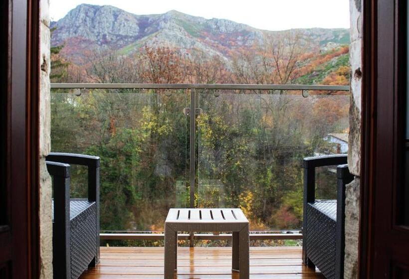 Номер Deluxe с Балконом, L Auberge De Montpezat