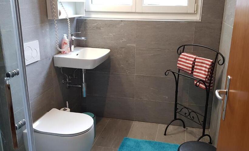 اتاق استاندارد با سرویس بهداشتی مشترک, B&b St Moritz