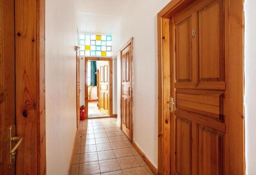 اتاق لوکس با تخت بزرگ, House Of Sun