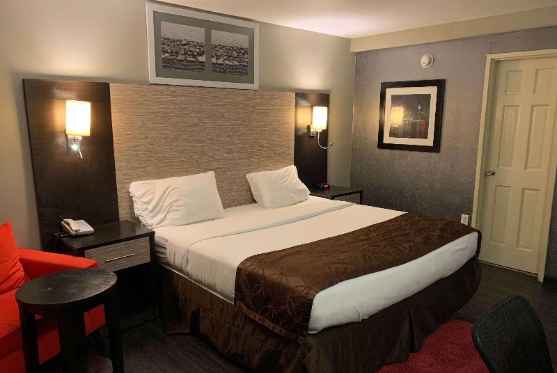 キングサイズベッドのスタンダードルーム, Ramada By Wyndham Rockville Centre