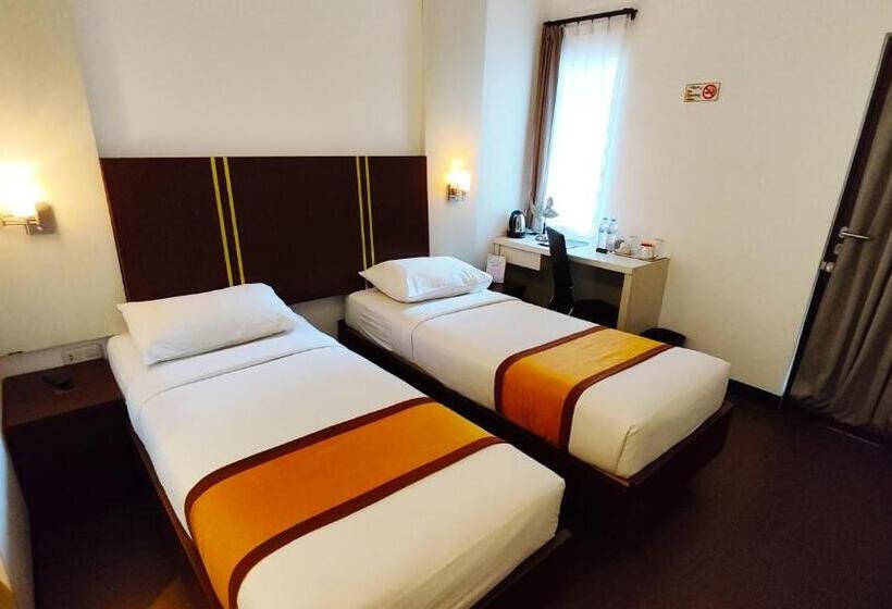 Номер Deluxe, Odaita Hotel Pamekasan Madura